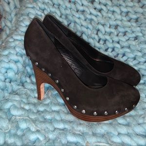 Black and wood platforms